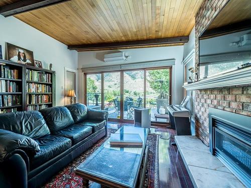 2736 Thompson Drive, Kamloops, BC - Indoor Photo Showing Living Room With Fireplace