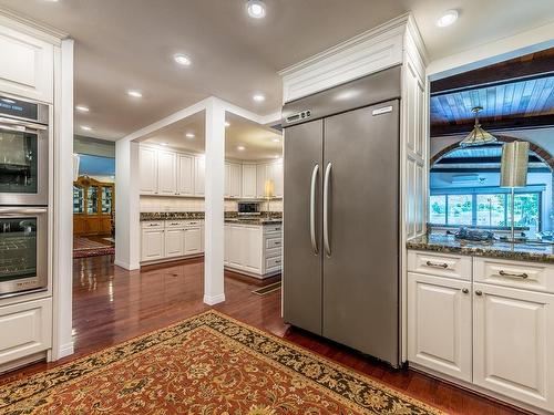 2736 Thompson Drive, Kamloops, BC - Indoor Photo Showing Kitchen