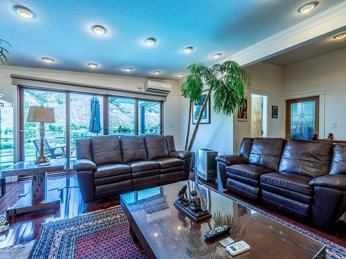 2736 Thompson Drive, Kamloops, BC - Indoor Photo Showing Living Room