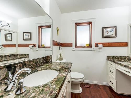 2736 Thompson Drive, Kamloops, BC - Indoor Photo Showing Bathroom