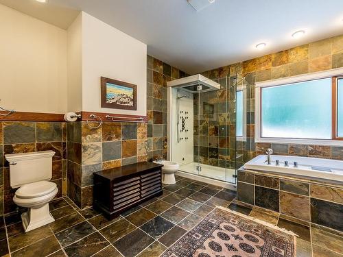 2736 Thompson Drive, Kamloops, BC - Indoor Photo Showing Bathroom