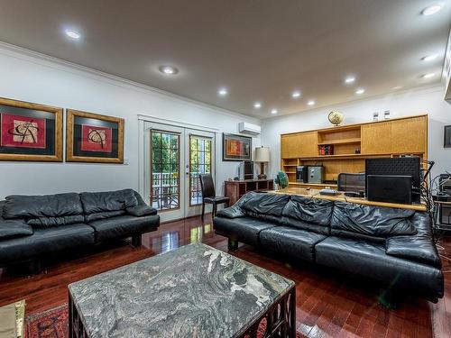 2736 Thompson Drive, Kamloops, BC - Indoor Photo Showing Living Room