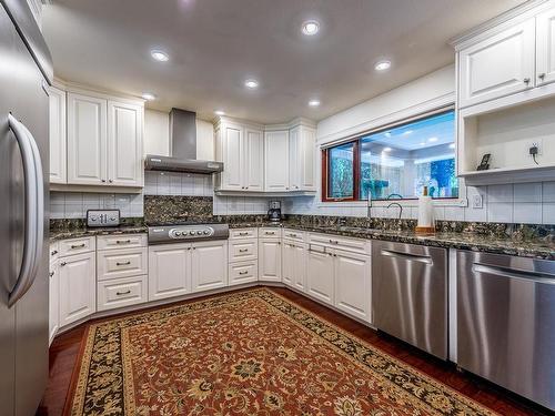 2736 Thompson Drive, Kamloops, BC - Indoor Photo Showing Kitchen With Upgraded Kitchen