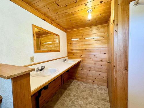 Unit 6 Moore Bay, Kenora, ON - Indoor Photo Showing Bathroom