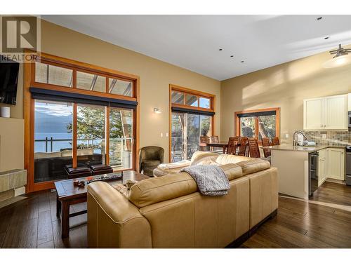 9845 Eastside Road Unit# 27, Vernon, BC - Indoor Photo Showing Living Room