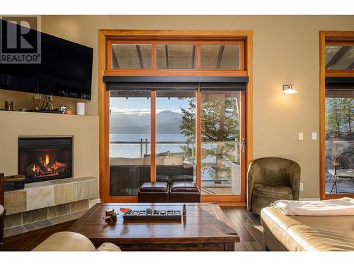 9845 Eastside Road Unit# 27, Vernon, BC - Indoor Photo Showing Living Room With Fireplace