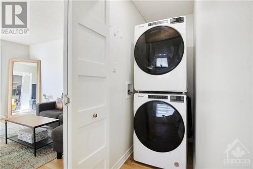Washer/Dryer - Upper Unit - 7 Heathcliffe Court, Kanata, ON - Indoor Photo Showing Laundry Room