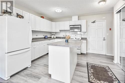 206 2501 25Th Street W, Prince Albert, SK - Indoor Photo Showing Kitchen