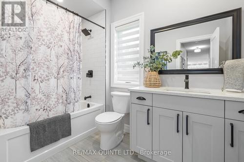 665-17 Harmony Road, Belleville, ON - Indoor Photo Showing Bathroom