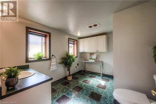 Lower Unit Bath - 98 Oak Street, Cambridge, ON - Indoor Photo Showing Bathroom