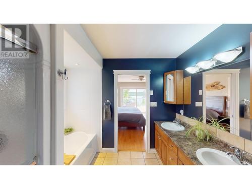 4976 Ten Mile Lake Road, Quesnel, BC - Indoor Photo Showing Bathroom