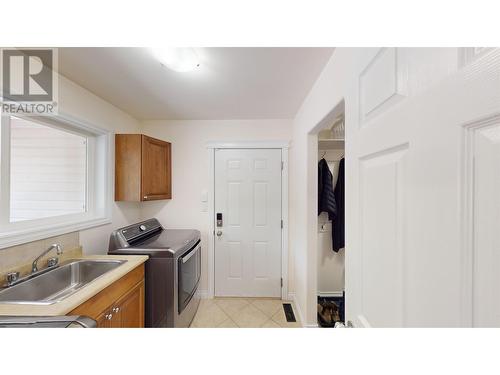 4976 Ten Mile Lake Road, Quesnel, BC - Indoor Photo Showing Laundry Room