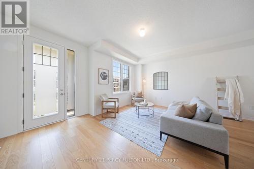 30 Clarington Boulevard, Clarington, ON - Indoor Photo Showing Living Room