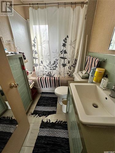 1321 103Rd Street, North Battleford, SK - Indoor Photo Showing Bathroom