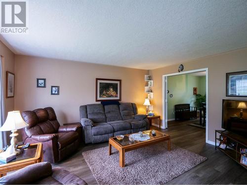 588 Dixon Street, Quesnel, BC - Indoor Photo Showing Living Room