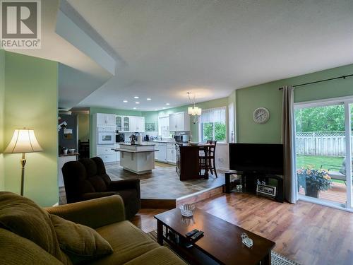 588 Dixon Street, Quesnel, BC - Indoor Photo Showing Living Room