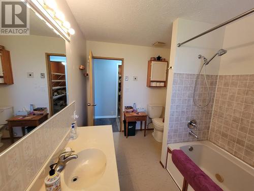 429 12Th Avenue, Keremeos, BC - Indoor Photo Showing Bathroom