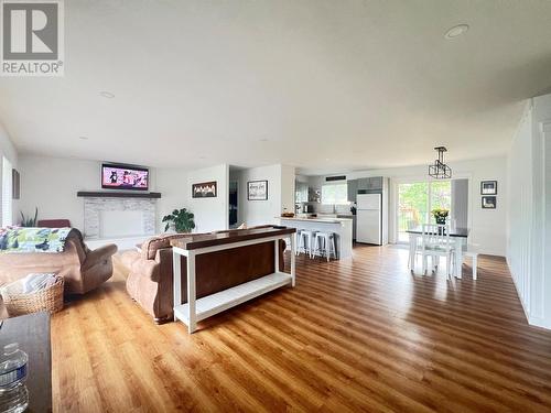 1107 Beach Place, Chase, BC - Indoor Photo Showing Living Room