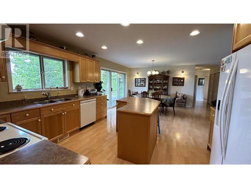 5153 Lakes Road, 108 Mile Ranch, BC - Indoor Photo Showing Kitchen With Double Sink