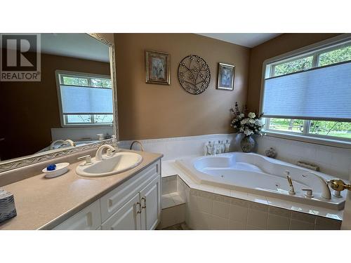 5153 Lakes Road, 108 Mile Ranch, BC - Indoor Photo Showing Bathroom