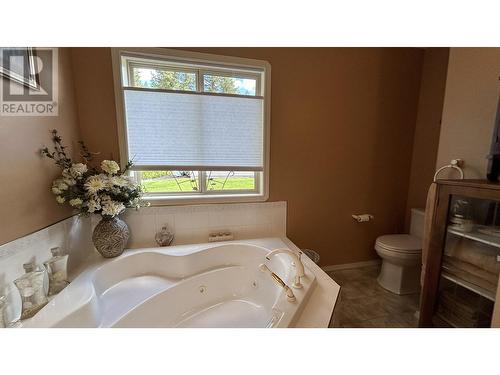 5153 Lakes Road, 108 Mile Ranch, BC - Indoor Photo Showing Bathroom