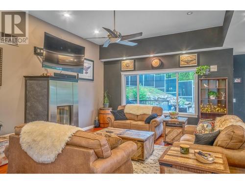 2593 Glenmount Place, Blind Bay, BC - Indoor Photo Showing Living Room