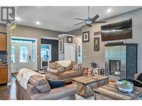 2593 Glenmount Place, Blind Bay, BC - Indoor Photo Showing Living Room