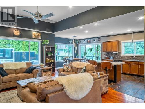 2593 Glenmount Place, Blind Bay, BC - Indoor Photo Showing Living Room