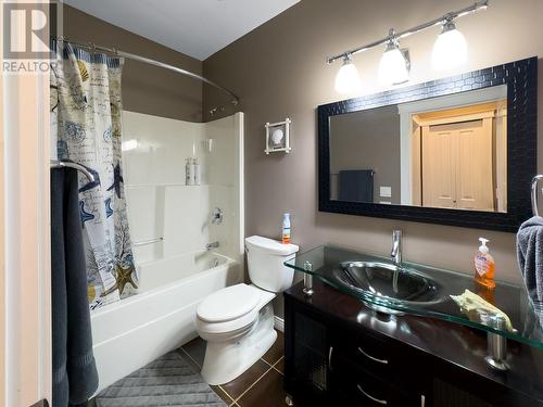 2593 Glenmount Place, Blind Bay, BC - Indoor Photo Showing Bathroom