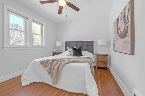 112 Prince George Avenue, Hamilton, ON - Indoor Photo Showing Bedroom