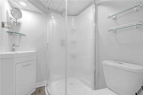 112 Prince George Avenue, Hamilton, ON - Indoor Photo Showing Bathroom