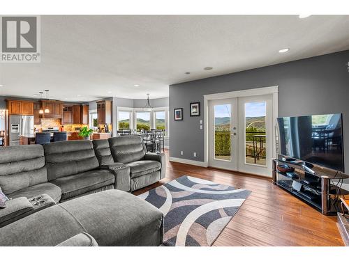 4400 Crystal Drive, Vernon, BC - Indoor Photo Showing Living Room