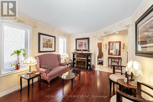 112 Ravenscliffe Court, Brampton (Northwood Park), ON - Indoor Photo Showing Living Room