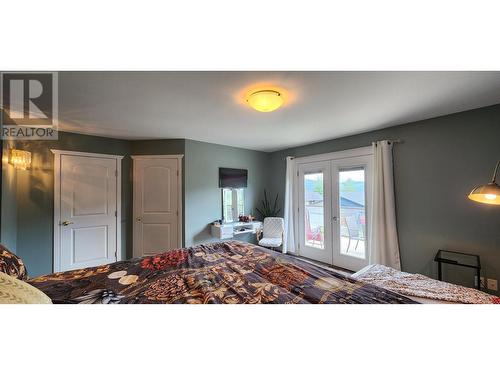 532 Blake Court, Warfield, BC - Indoor Photo Showing Bedroom