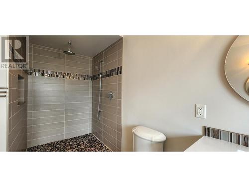 532 Blake Court, Warfield, BC - Indoor Photo Showing Bathroom