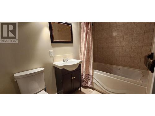 532 Blake Court, Warfield, BC - Indoor Photo Showing Bathroom