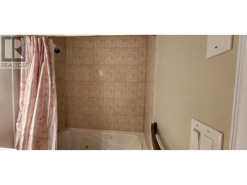 532 Blake Court, Warfield, BC - Indoor Photo Showing Bathroom