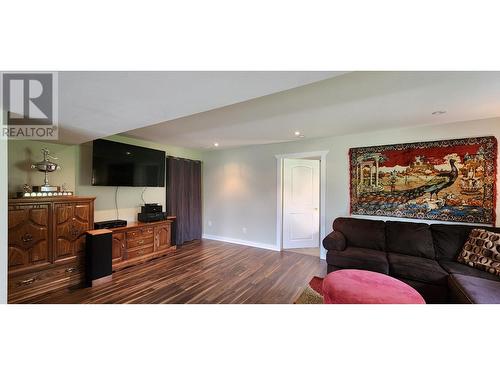 532 Blake Court, Warfield, BC - Indoor Photo Showing Living Room