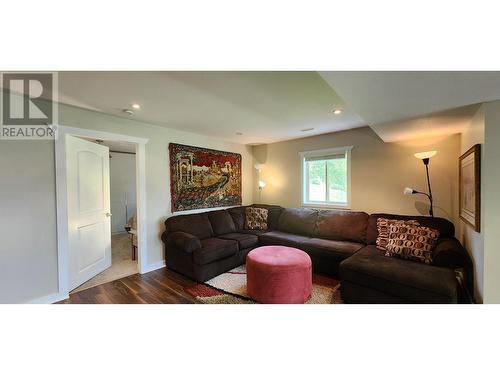 532 Blake Court, Warfield, BC - Indoor Photo Showing Living Room