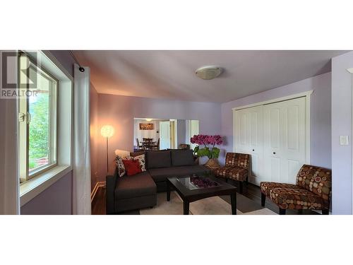 532 Blake Court, Warfield, BC - Indoor Photo Showing Living Room