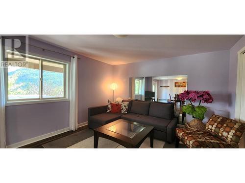 532 Blake Court, Warfield, BC - Indoor Photo Showing Living Room