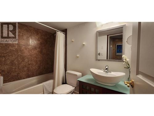 532 Blake Court, Warfield, BC - Indoor Photo Showing Bathroom