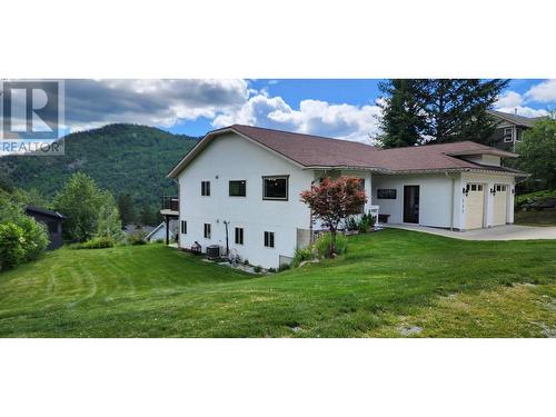 532 Blake Court, Warfield, BC - Outdoor