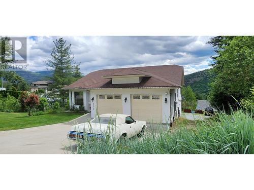 532 Blake Court, Warfield, BC - Outdoor