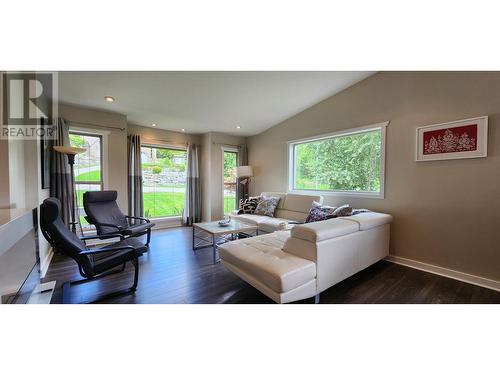 532 Blake Court, Warfield, BC - Indoor Photo Showing Living Room