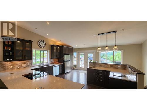 532 Blake Court, Warfield, BC - Indoor Photo Showing Kitchen With Upgraded Kitchen