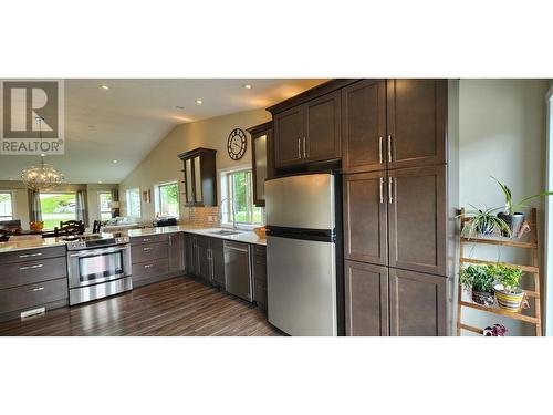 532 Blake Court, Warfield, BC - Indoor Photo Showing Kitchen