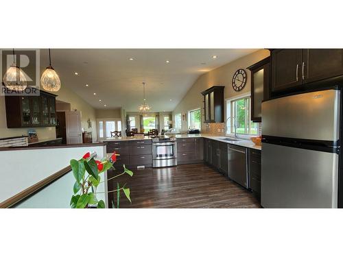 532 Blake Court, Warfield, BC - Indoor Photo Showing Kitchen With Upgraded Kitchen