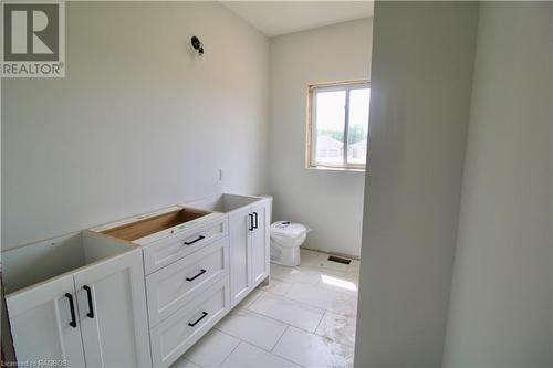 624 26Th Avenue, Hanover, ON - Indoor Photo Showing Bathroom