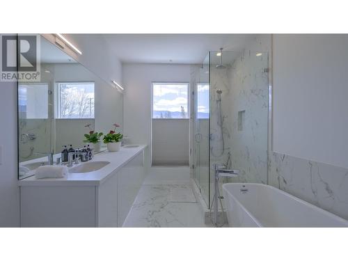 4075 Lakeshore Road, Kelowna, BC - Indoor Photo Showing Bathroom